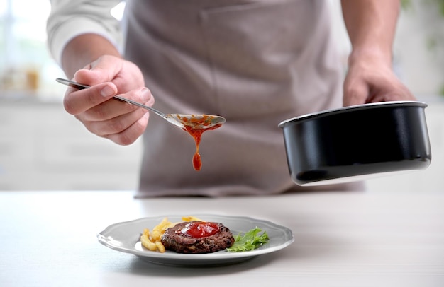 Gotowanie w domu, dłoń mieszająca sos